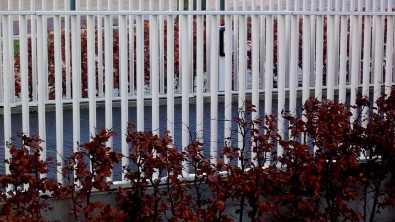 Read more about the article 7 Gaya Pagar Besi Minimalis Putih yang Sedang Tren di Indonesia