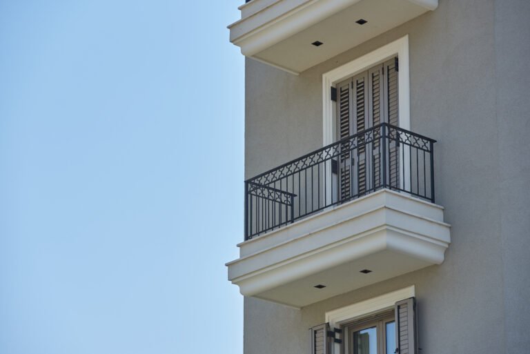 Read more about the article Ini Cat Besi yang Cocok untuk Railing Balkon Terbuka Tanpa Atap