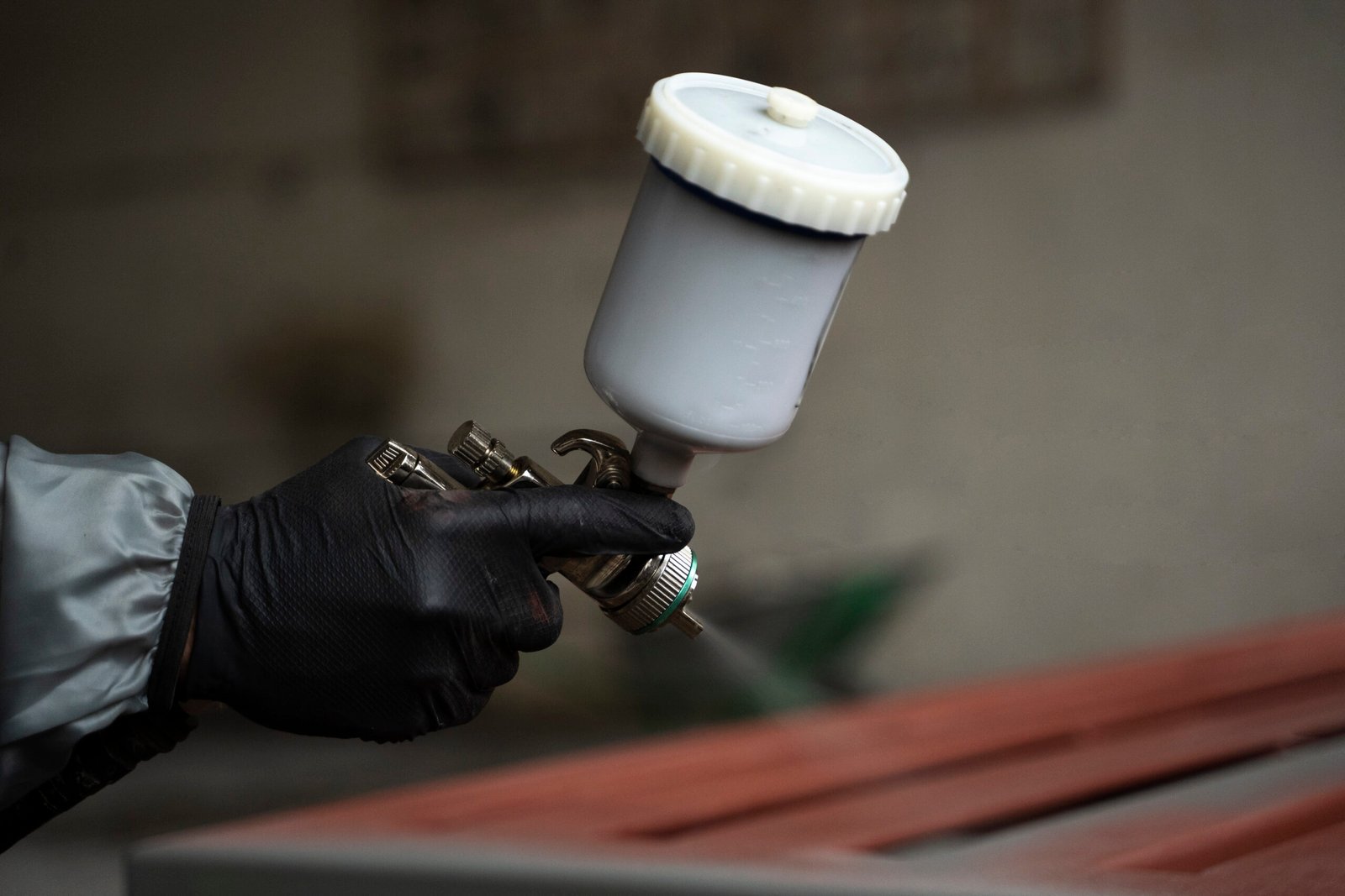 Read more about the article Spray Gun HVLP vs Konvensional, Mana yang Lebih Efektif untuk Cat Anti Karat?