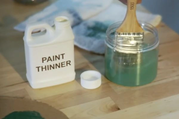 Read more about the article Apa itu Thinner? Ini Fungsi, Cara Pakai, dan Risikonya