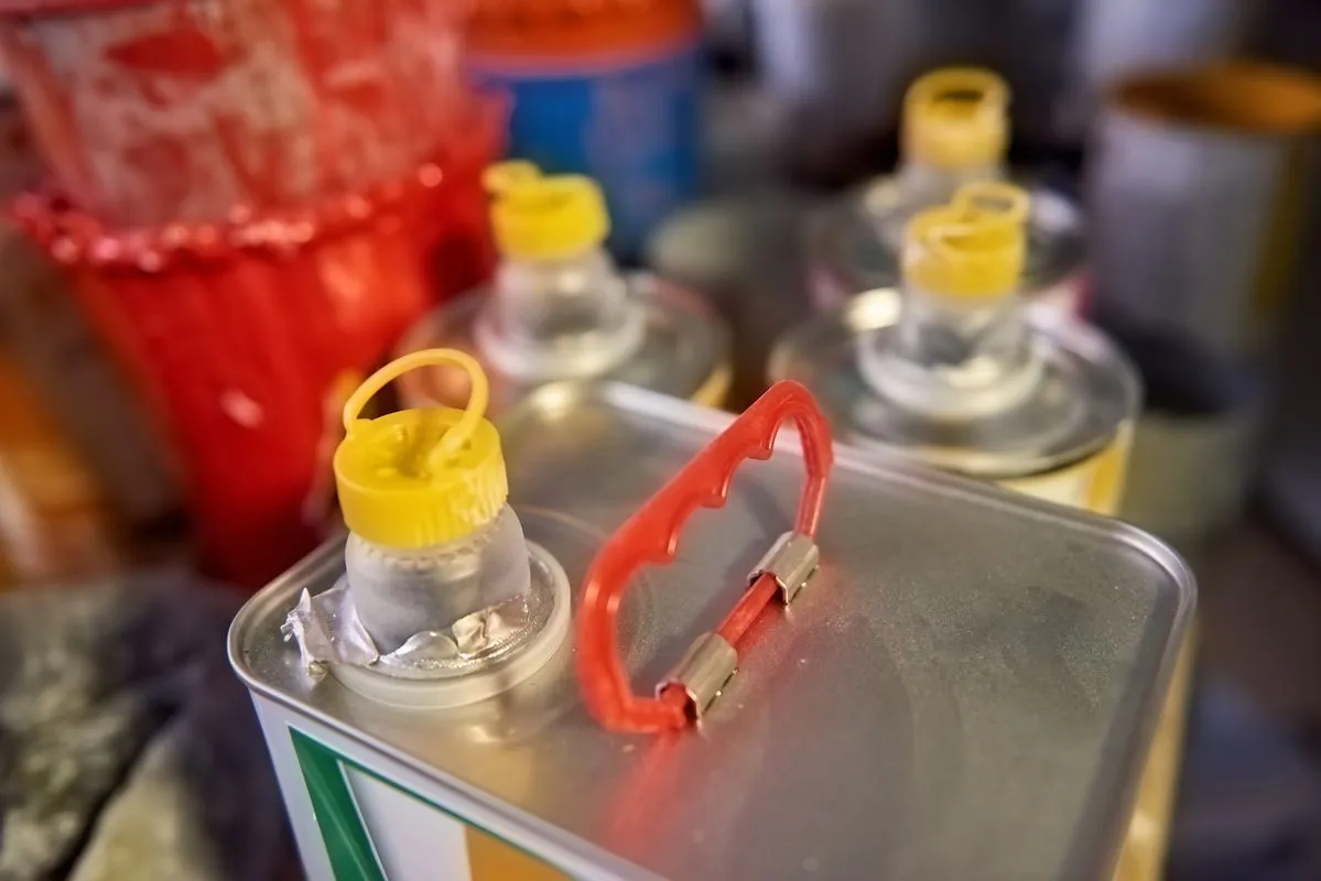 You are currently viewing 7 Fungsi Thinner Cat Besi, Apakah Wajib Dipakai?