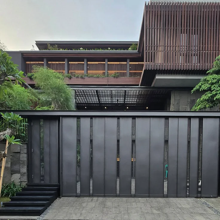 Read more about the article Pagar Rumah Mulai Kusam? Ini Tren Warna Cat Pagar Mewah 2026